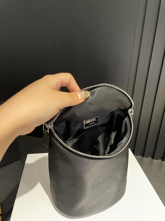 【PRADA 公式 旗艦店】プラダ 斜めがけバッグ 当日出荷 好評に付き再入荷!20*16CM 240719