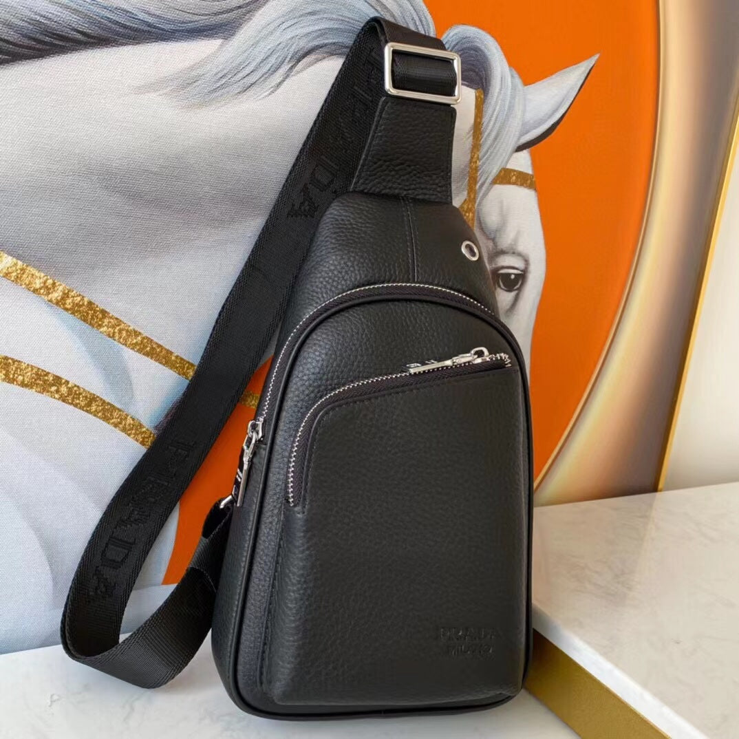 【PRADA 公式 旗艦店】プラダ 胸ポケット当日出荷 好評に付き再入荷!29*20*5CM