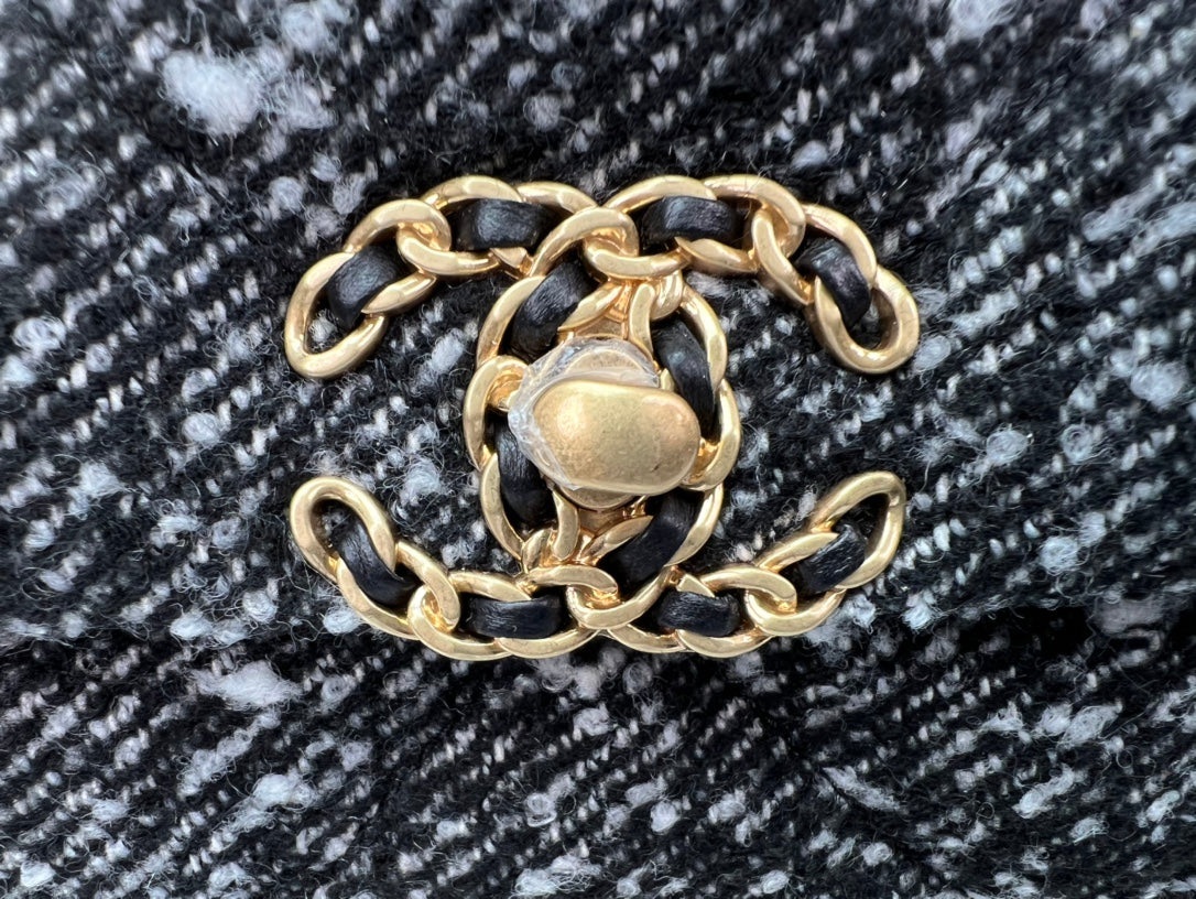 CHANEL 19 HANDBAG AS1161