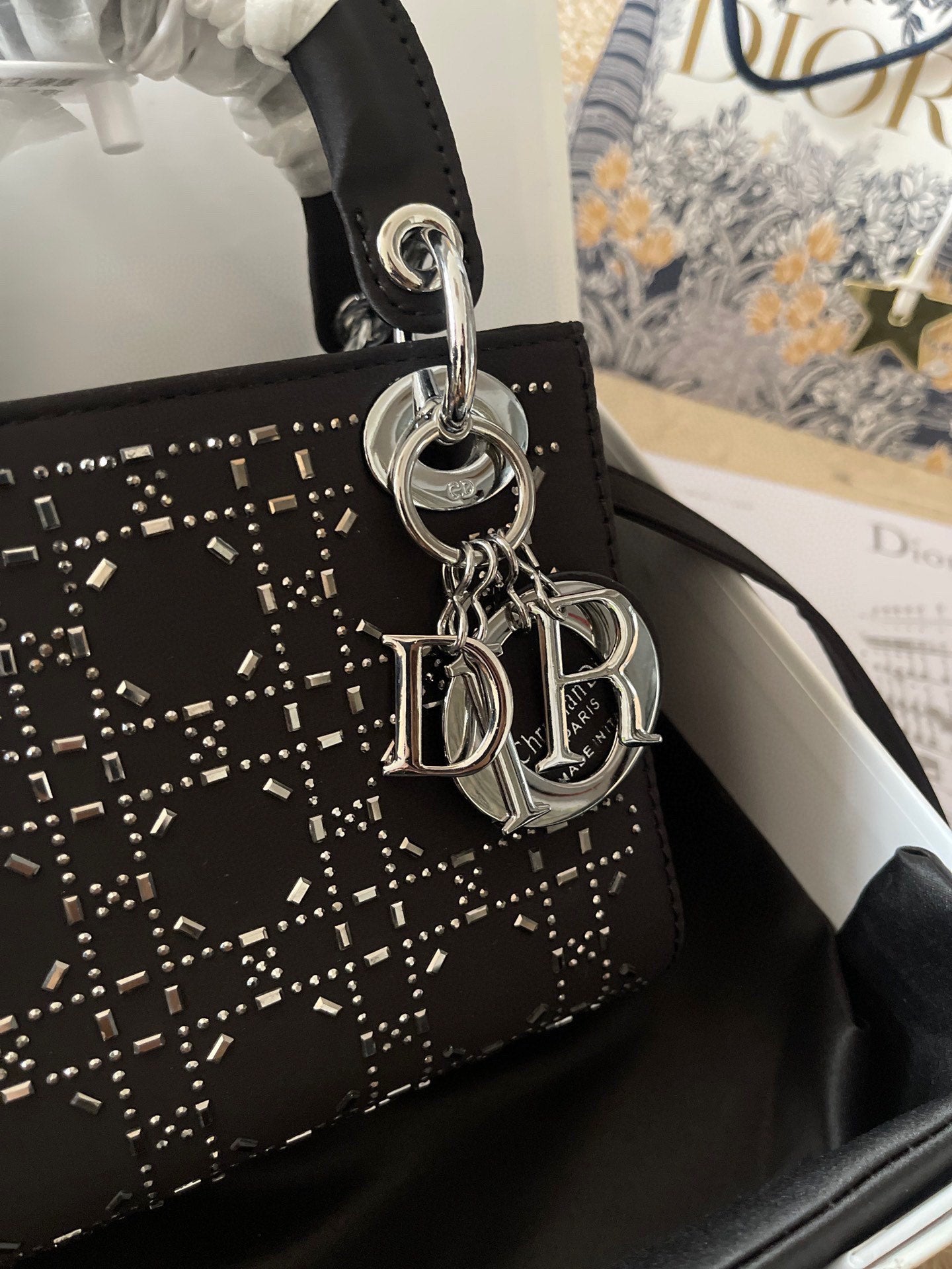 人気の新作 DIOR lady dior三格シルクダイヤモンド折りギフトボックススカーフをプレゼントします