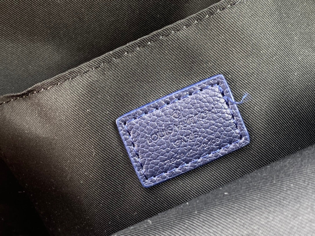 Louis Vuitton このパイロット ショルダー バッグは、クラシックなテイクオフ バックパックのデザインを参考にしています M23736 M23765