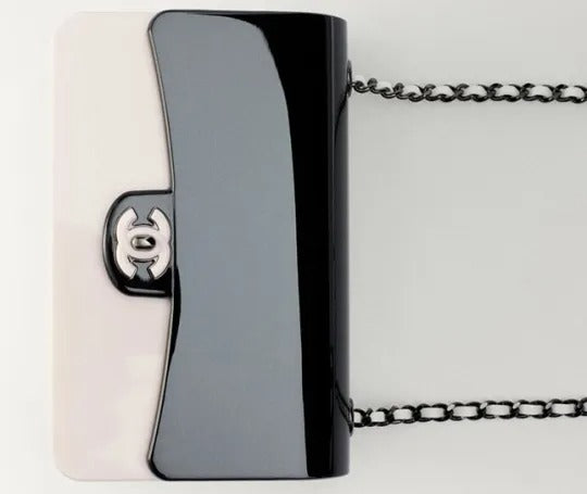 🔥今年のホットトピック! 😍中条あやみが愛用する限定版シャネル2021ミニ黒白アクリルバッグは日本で発売、めったにない購入チャンス!💓