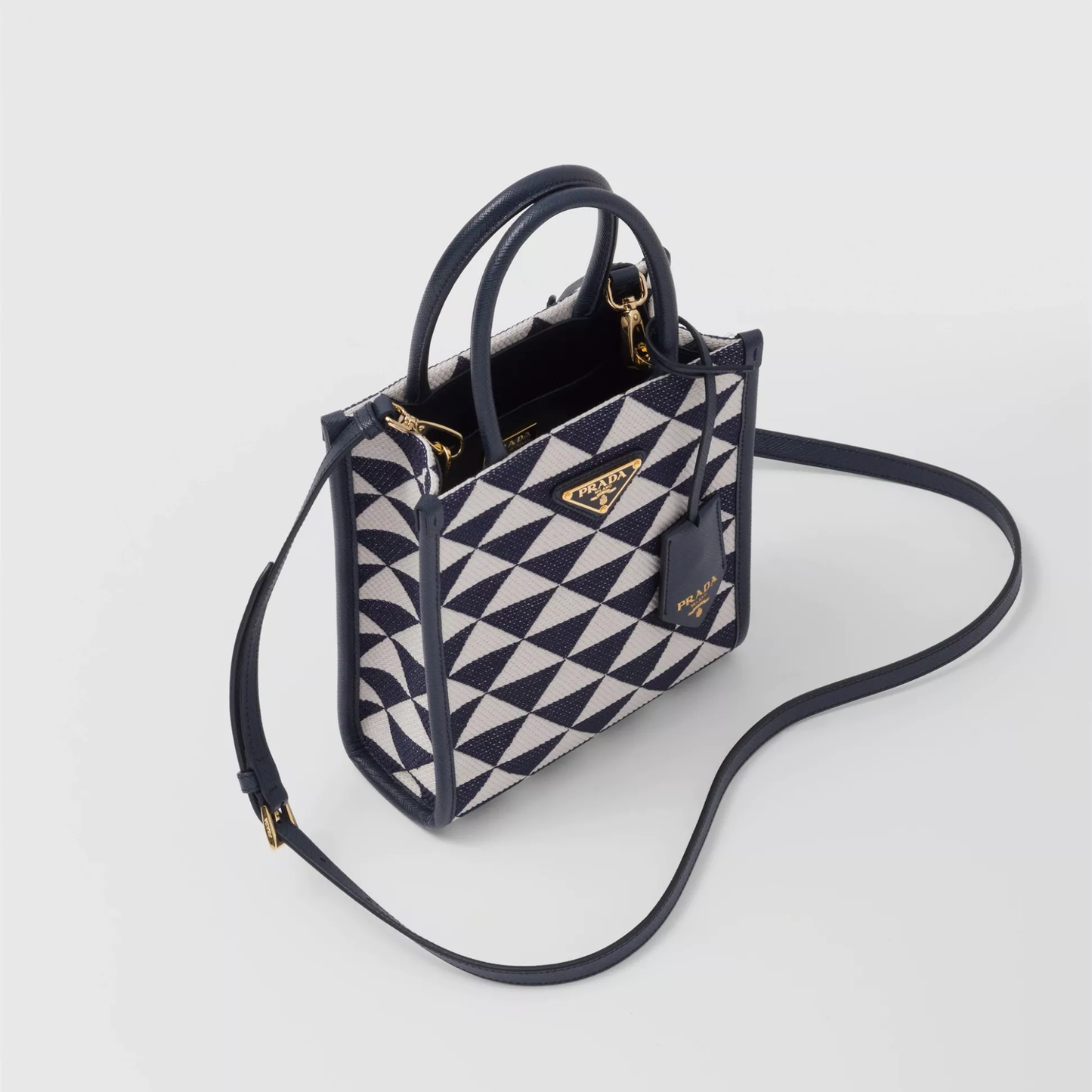 【PRADA】雑誌掲載!藤井夏恋さんが持っている大ヒットのプラダ新作バッグ「シンボル」!