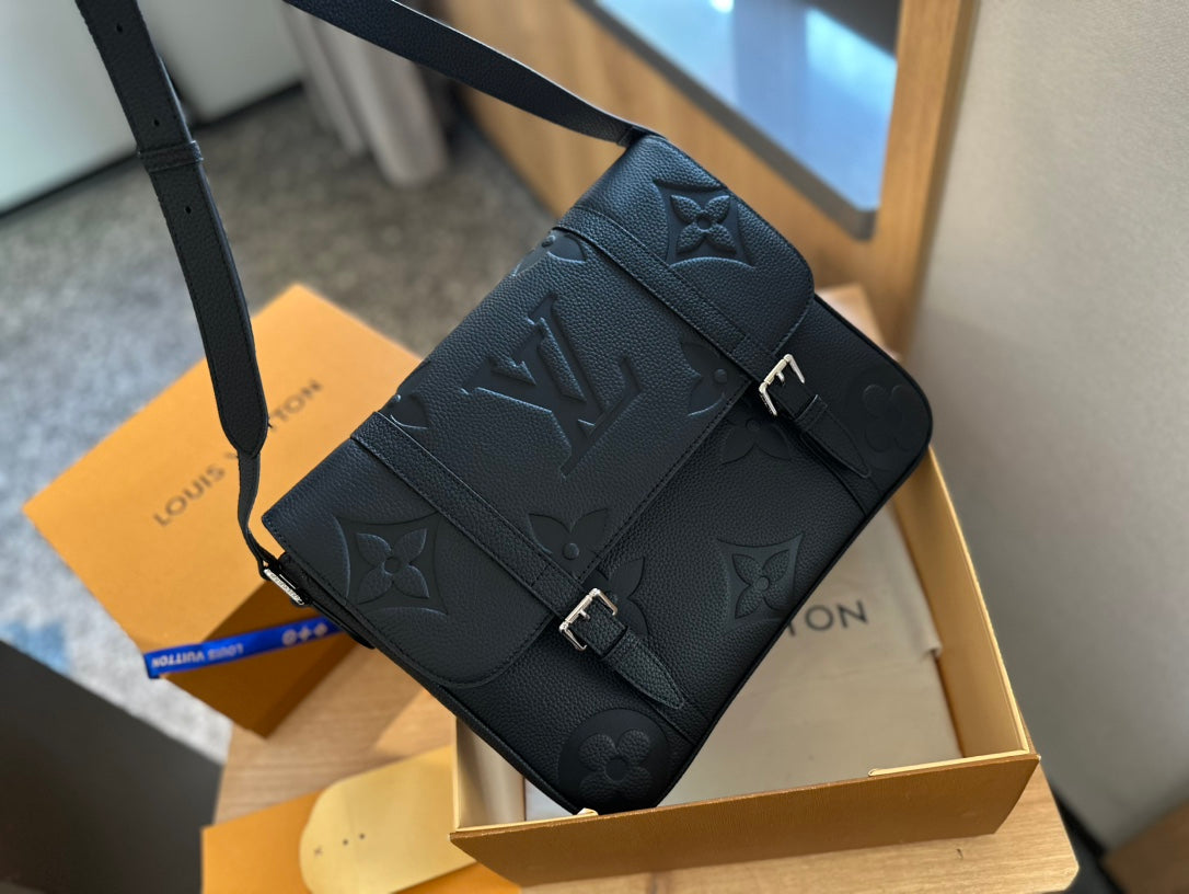 Louis Vuitton MESSENGER エンベロップ ポーチ ボディバッグ 28