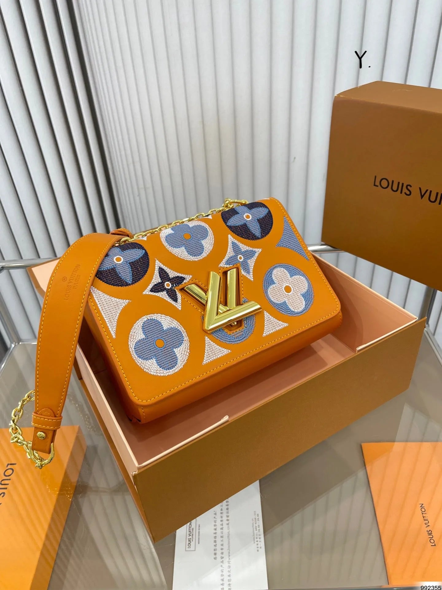 LOUIS VUITTON Twist 刺繍 古典的なパターン メッセンジャーバッグ