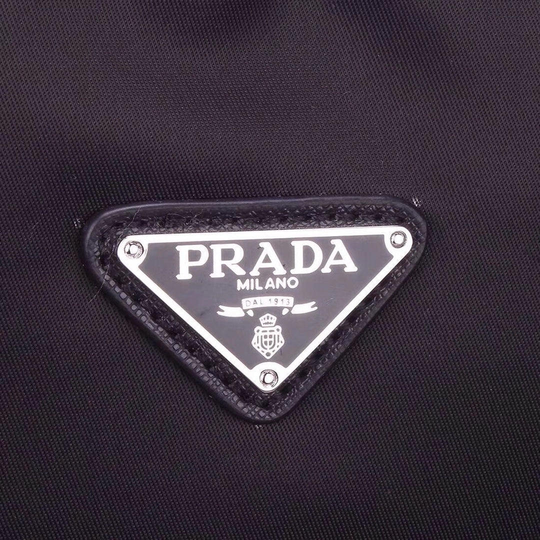 【PRADA 公式 旗艦店】プラダ 斜めがけバッグ 当日出荷 好評に付き再入荷!27*25*8CM