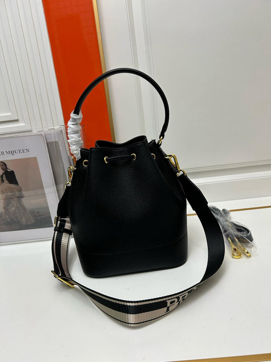 【PRADA 公式旗艦店】プラダ ハンドバッグ 当日出荷 好評に付き再入荷!21*25*15CM