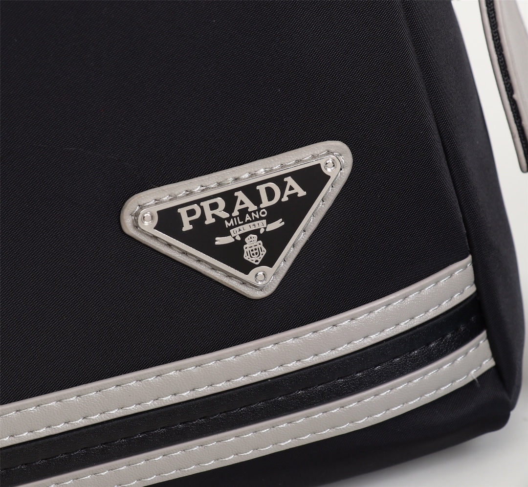 【PRADA 公式旗艦店】プラダ ショルダーバッグ 当日出荷 好評に付き再入荷!31*21*7CM