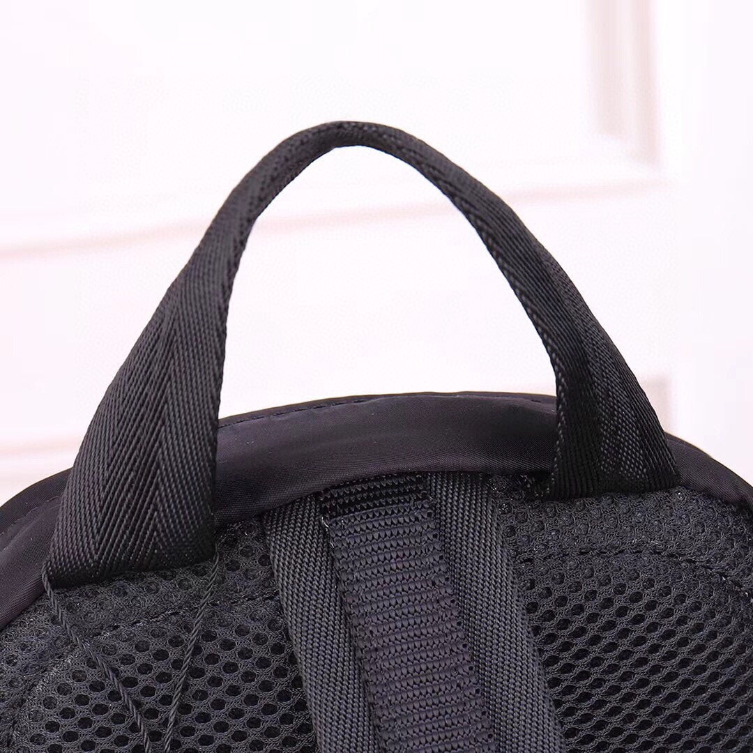 【PRADA 公式 旗艦店】プラダ 胸ポケット当日出荷 好評に付き再入荷!30*20*7CM