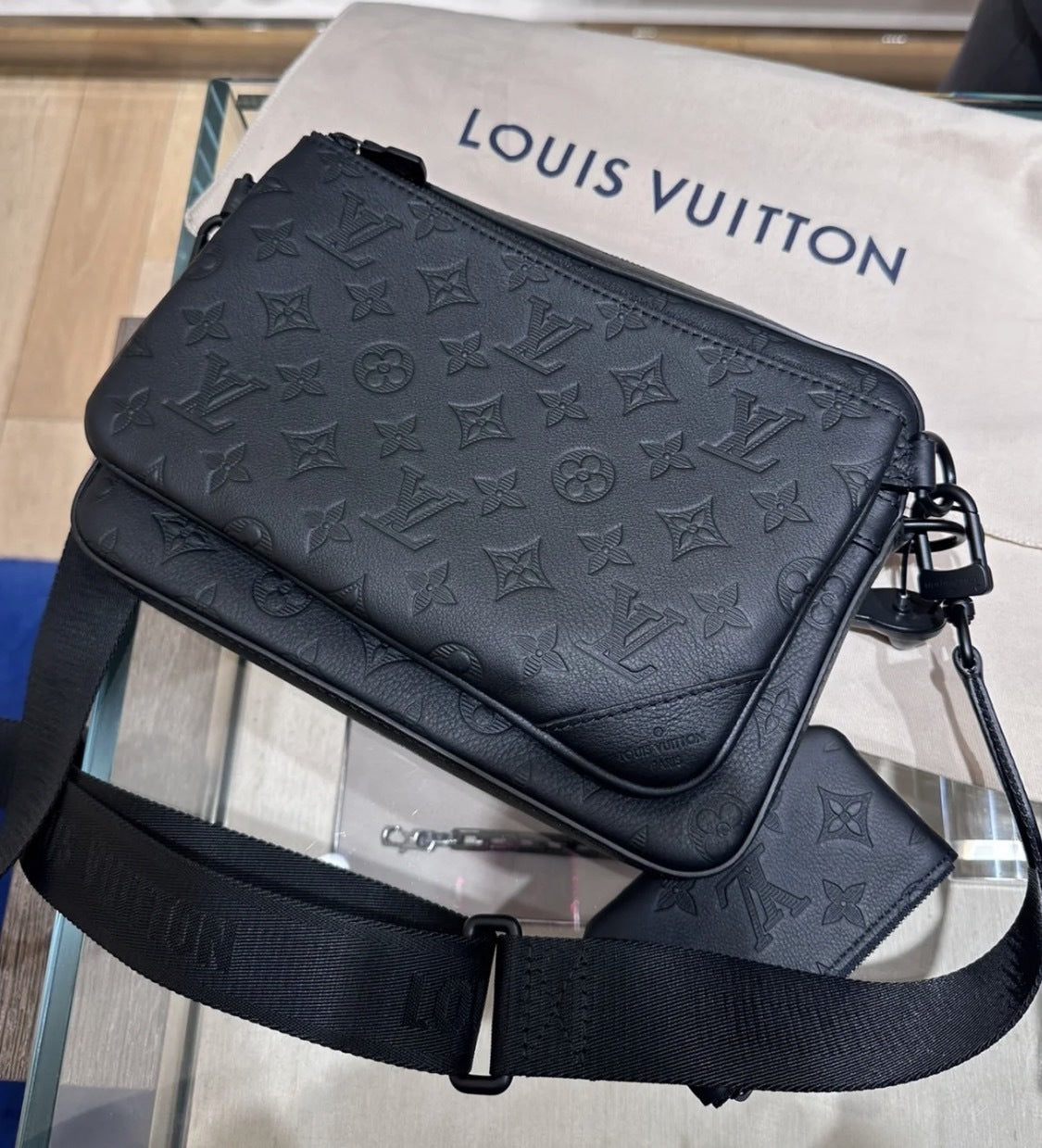 《クールでお洒落!!》Louis Vuitton トリオ・メッセンジャー