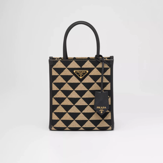 【PRADA】雑誌掲載!藤井夏恋さんが持っている大ヒットのプラダ新作バッグ「シンボル」!