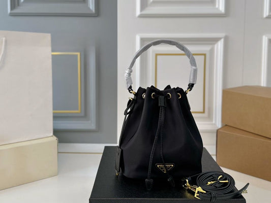 【PRADA 公式 旗艦店】プラダ ハンドバッグ 当日出荷 好評に付き再入荷!16*19CM 240719