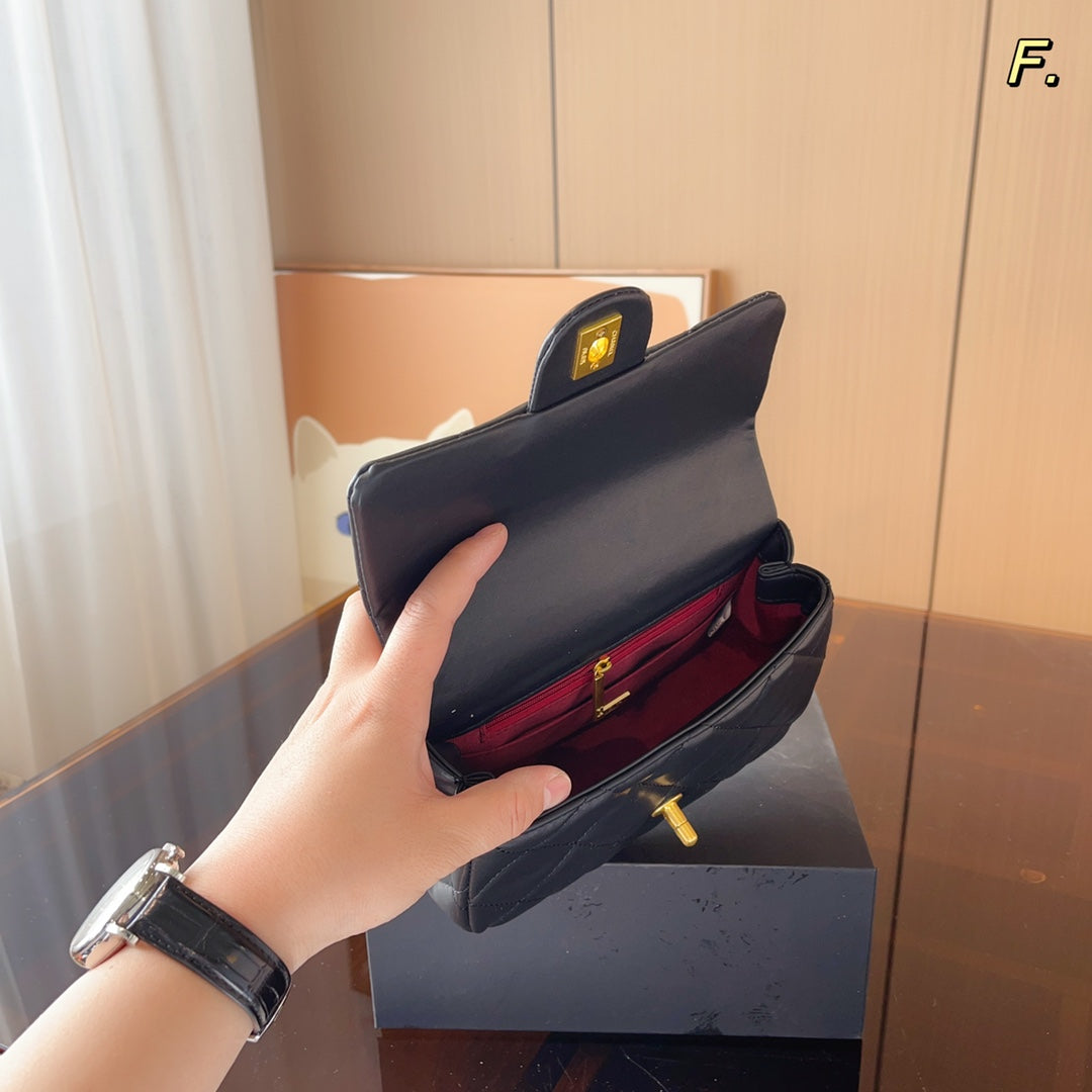 CHANEL (シャネル)メッセンジャーバッグ 20*7*15cm