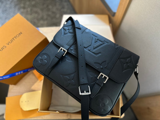 Louis Vuitton MESSENGER エンベロップ ポーチ ボディバッグ 28