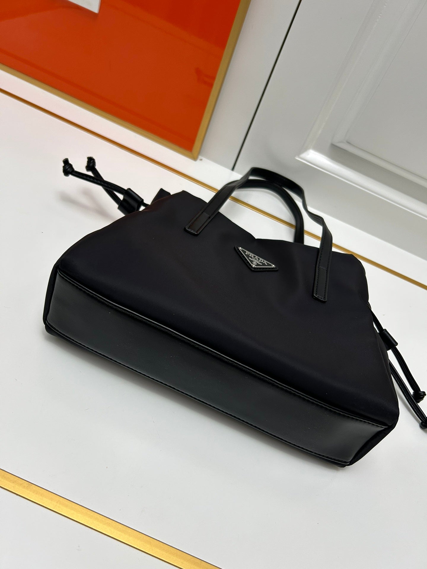 【PRADA 公式旗艦店】プラダ ハンドバッグ 当日出荷 好評に付き再入荷!28*22*8CM