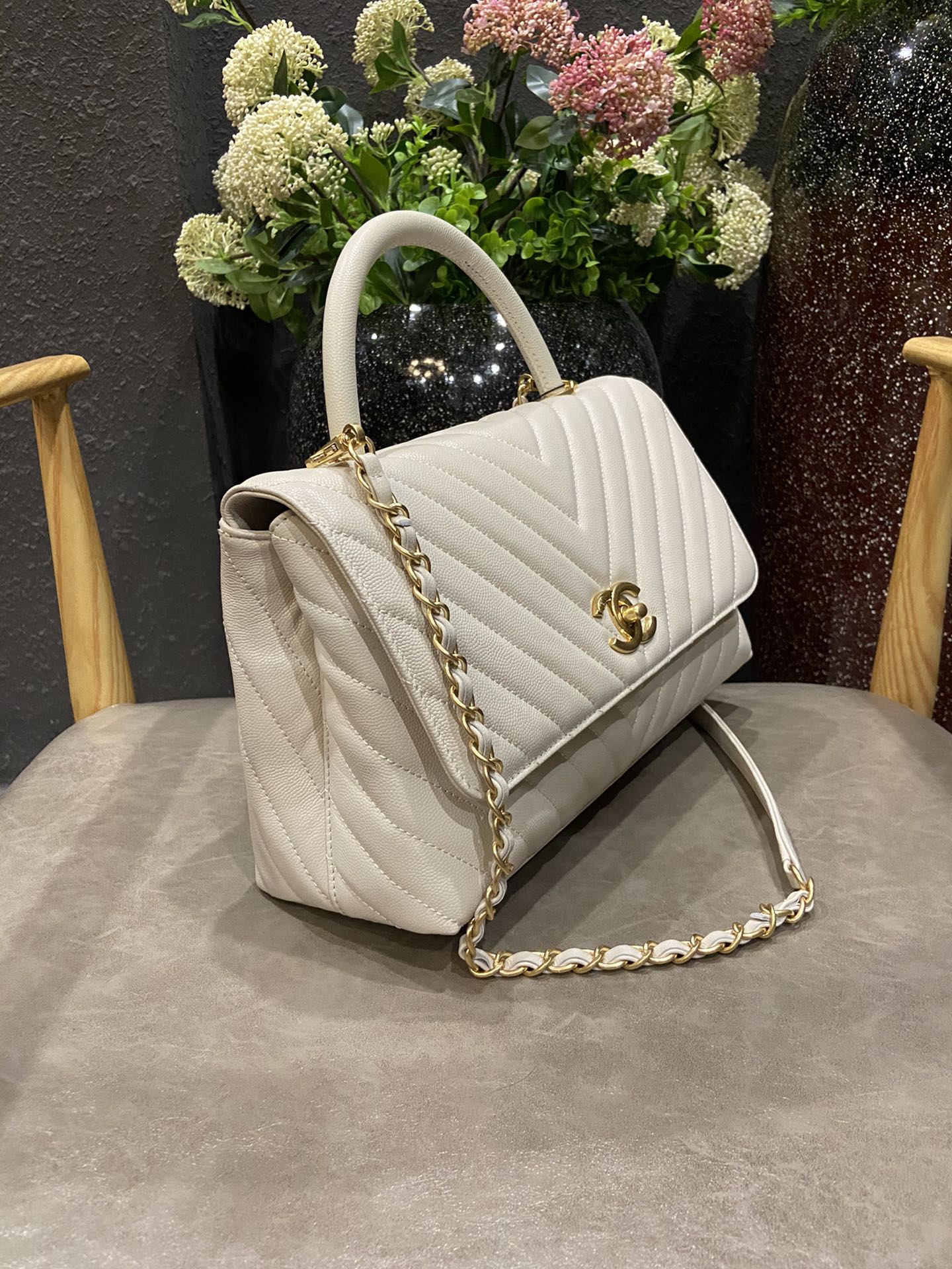 Chanel Cowhide handbag Large 92991
