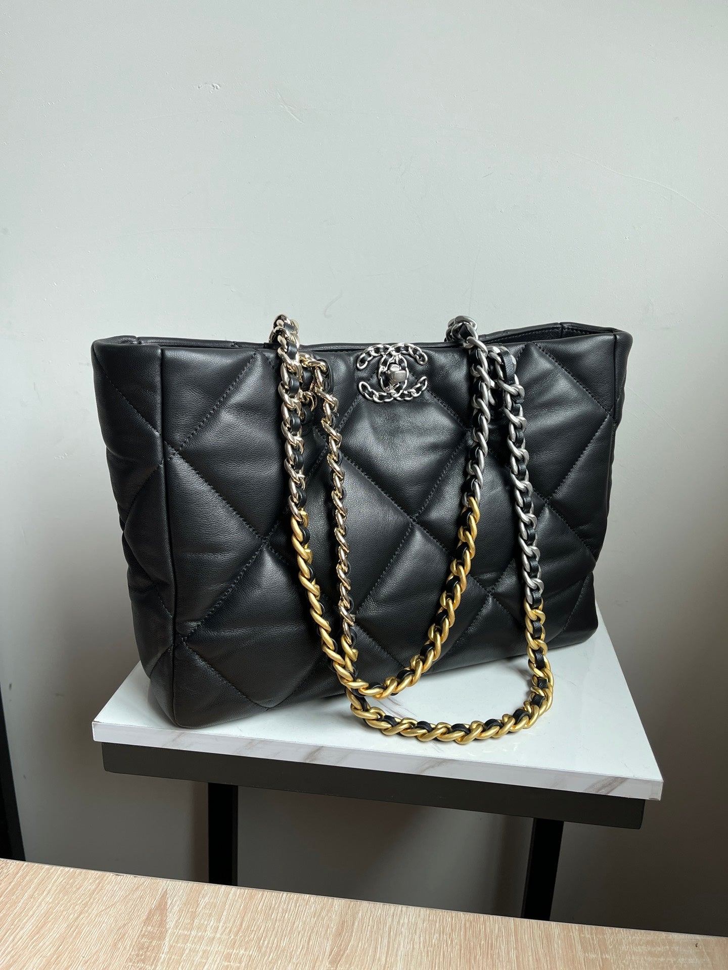 CHANEL 19 SHOPPING BAG 3360