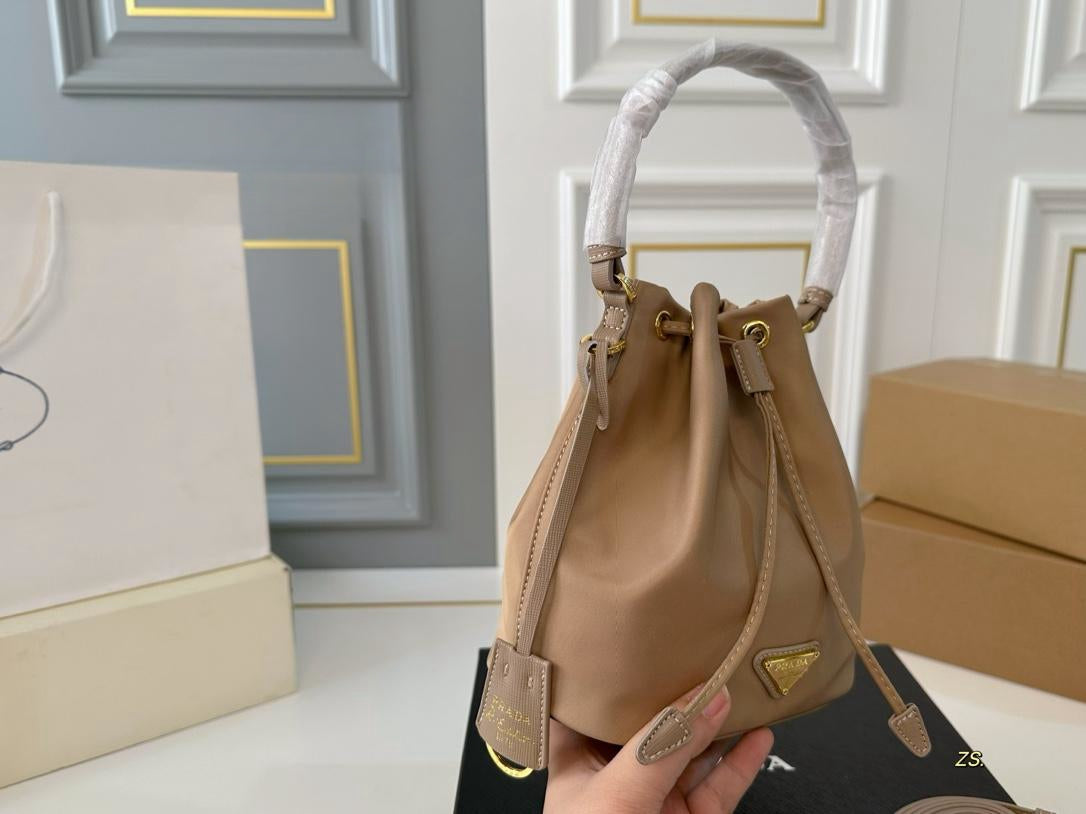 【PRADA 公式 旗艦店】プラダ ハンドバッグ 当日出荷 好評に付き再入荷!16*19CM 240719