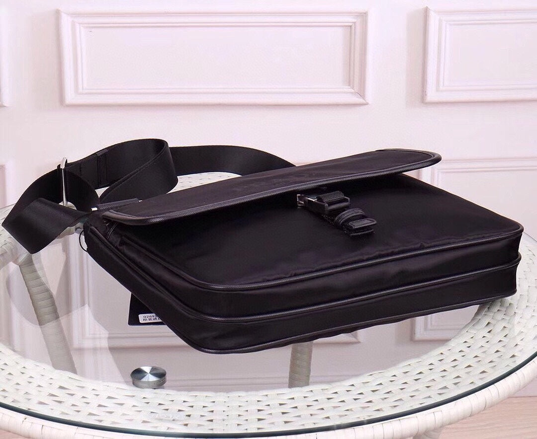 【PRADA 公式 旗艦店】プラダ 斜めがけバッグ 当日出荷 好評に付き再入荷!30*26*6CM