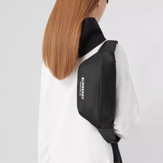 人気【BURBERRY】バーバリー ロゴ ソニー ナイロンバナナバッグ