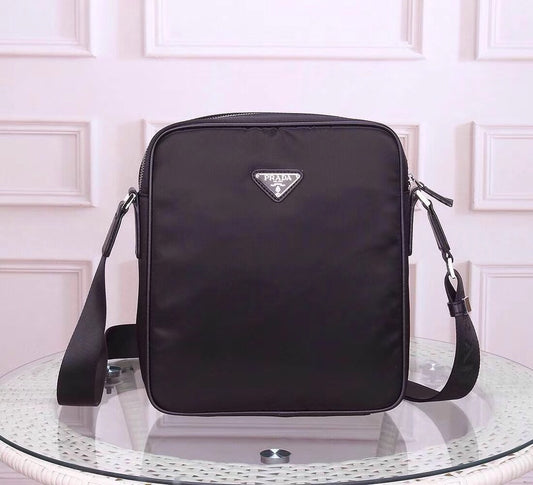 【PRADA 公式 旗艦店】プラダ 斜めがけバッグ 当日出荷 好評に付き再入荷!27*25*8CM
