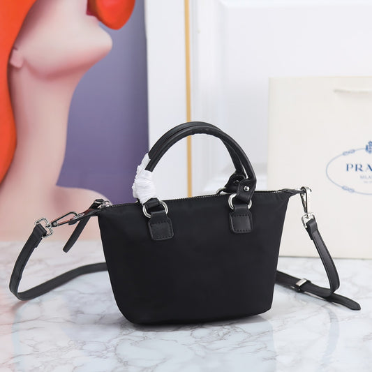 【PRADA 公式 旗艦店】プラダ 斜めがけバッグ 当日出荷 好評に付き再入荷!20*17CM