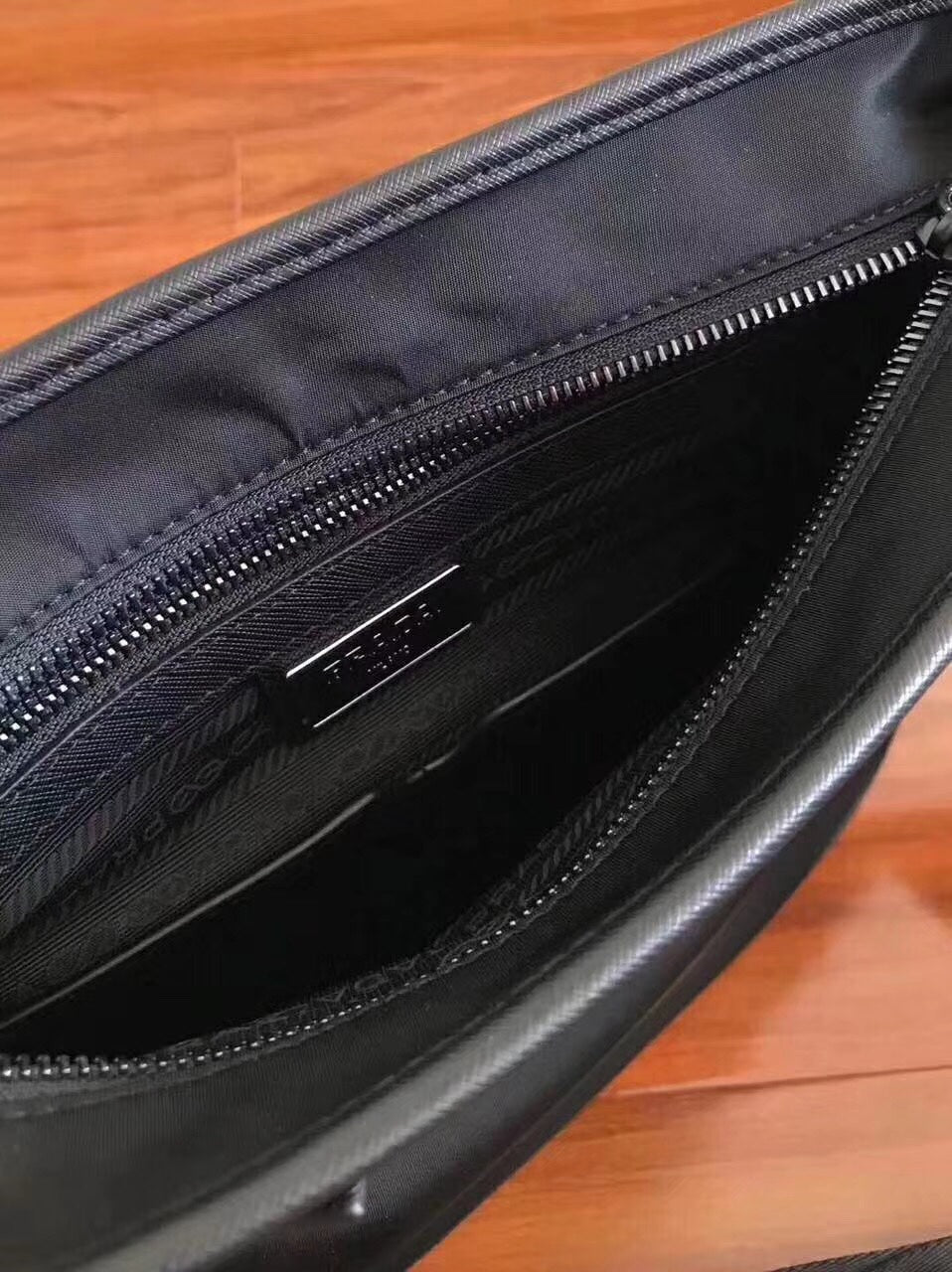 【PRADA 公式 旗艦店】プラダ 斜めがけバッグ 当日出荷 好評に付き再入荷!27*25.5*6CM