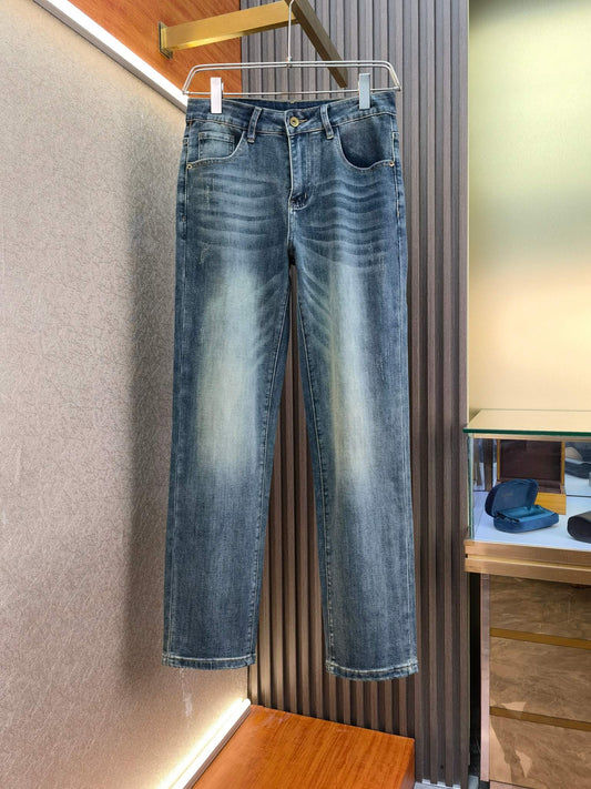 【Burberry】春夏の新作はカウンターで、最高品質のジーンズは実店舗で入手可能