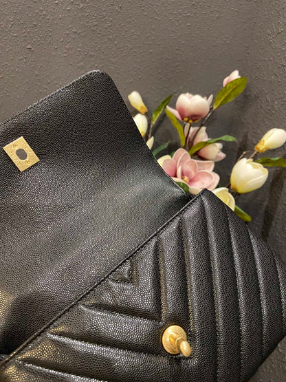 Chanel Cowhide handbag A92990