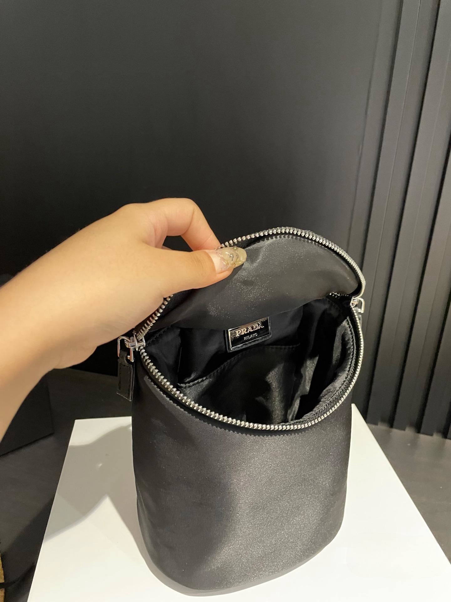 【PRADA 公式 旗艦店】プラダ 斜めがけバッグ 当日出荷 好評に付き再入荷！20*16CM 240719