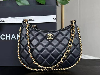 24C/可愛いフォルムで気分上がる★CHANEL ホーボー バッグ