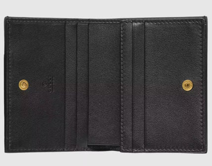 SALE★GG Deboss柄【送込GUCCI】2折中財布★黒白革/金デコ-BUYMA