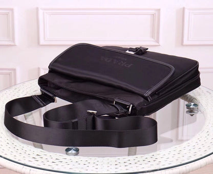 【PRADA 公式 旗艦店】プラダ 斜めがけバッグ 当日出荷 好評に付き再入荷！30*26*6CM