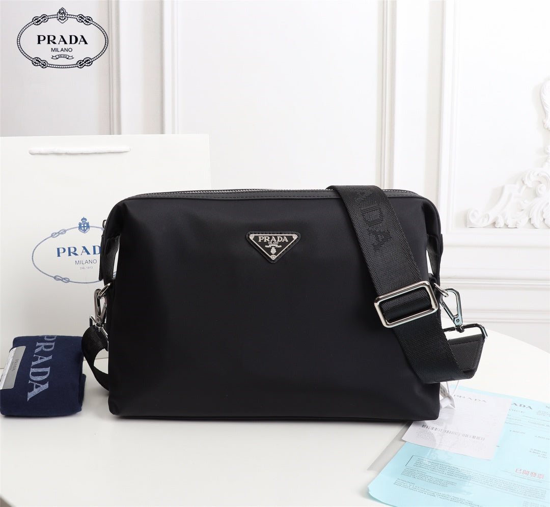 【PRADA 公式旗艦店】プラダ ショルダーバッグ 当日出荷 好評に付き再入荷！31*21*7CM