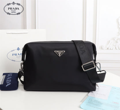 【PRADA 公式旗艦店】プラダ ショルダーバッグ 当日出荷 好評に付き再入荷！31*21*7CM
