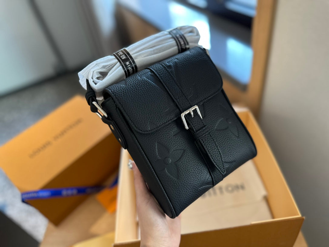 Louis Vuitton　エンベロップ ポーチ　ボディバッグ