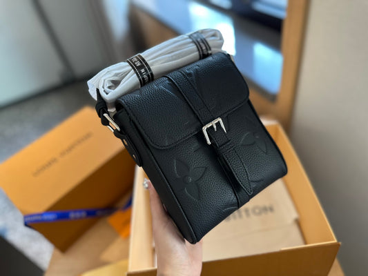 Louis Vuitton　エンベロップ ポーチ　ボディバッグ