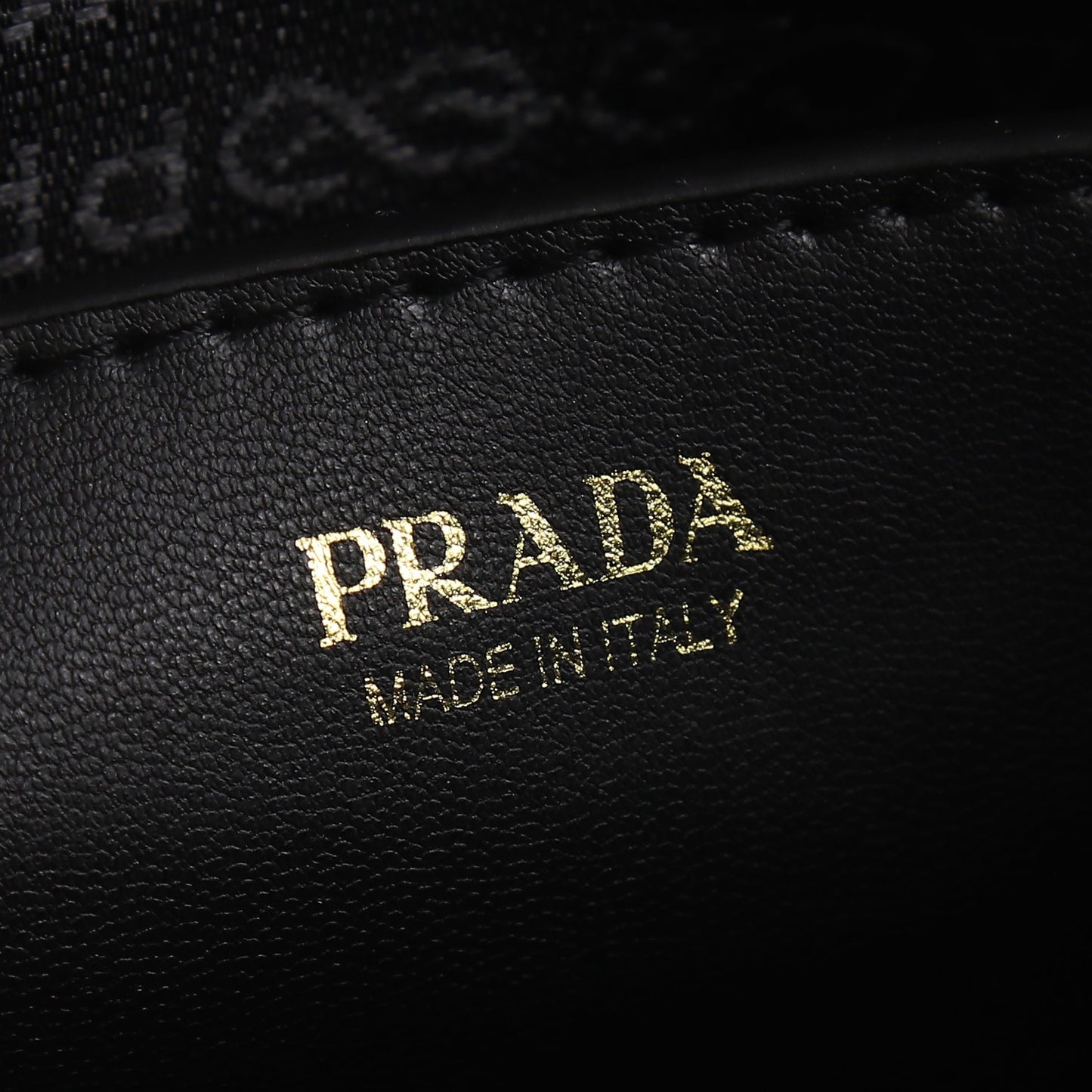 【PRADA 公式旗艦店】プラダ 斜めがけバッグ 当日出荷 好評に付き再入荷！21*14*6.5CM