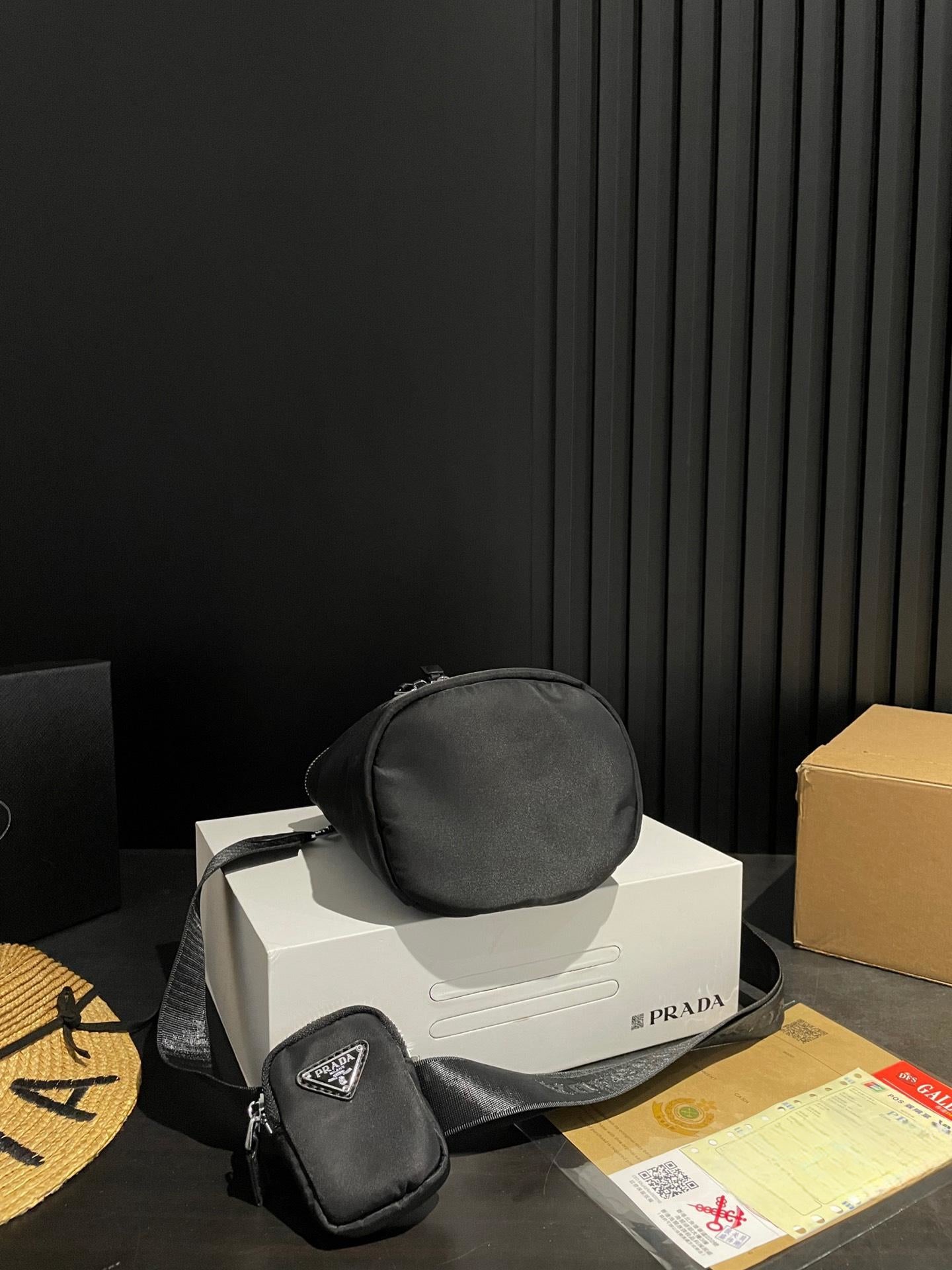 【PRADA 公式 旗艦店】プラダ 斜めがけバッグ 当日出荷 好評に付き再入荷！20*16CM 240719