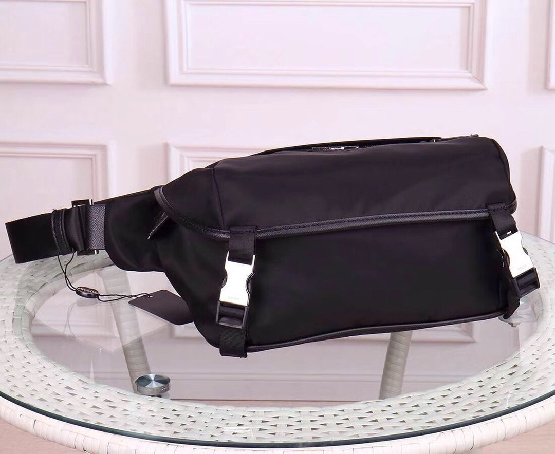 【PRADA 公式 旗艦店】プラダ 斜めがけバッグ 当日出荷 好評に付き再入荷！30*20*5CM