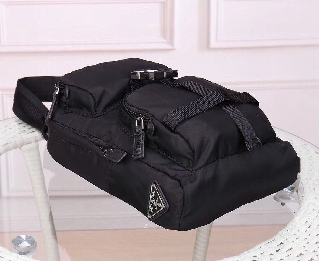 【PRADA 公式 旗艦店】プラダ 胸ポケット当日出荷 好評に付き再入荷！30*20*7CM