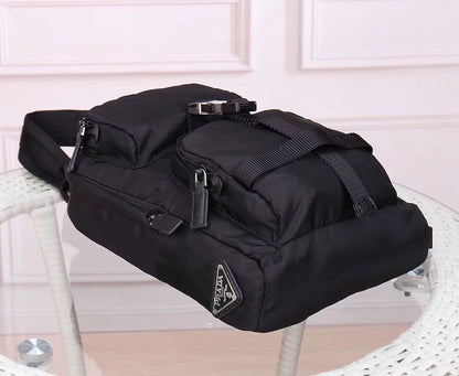 【PRADA 公式 旗艦店】プラダ 胸ポケット当日出荷 好評に付き再入荷！30*20*7CM