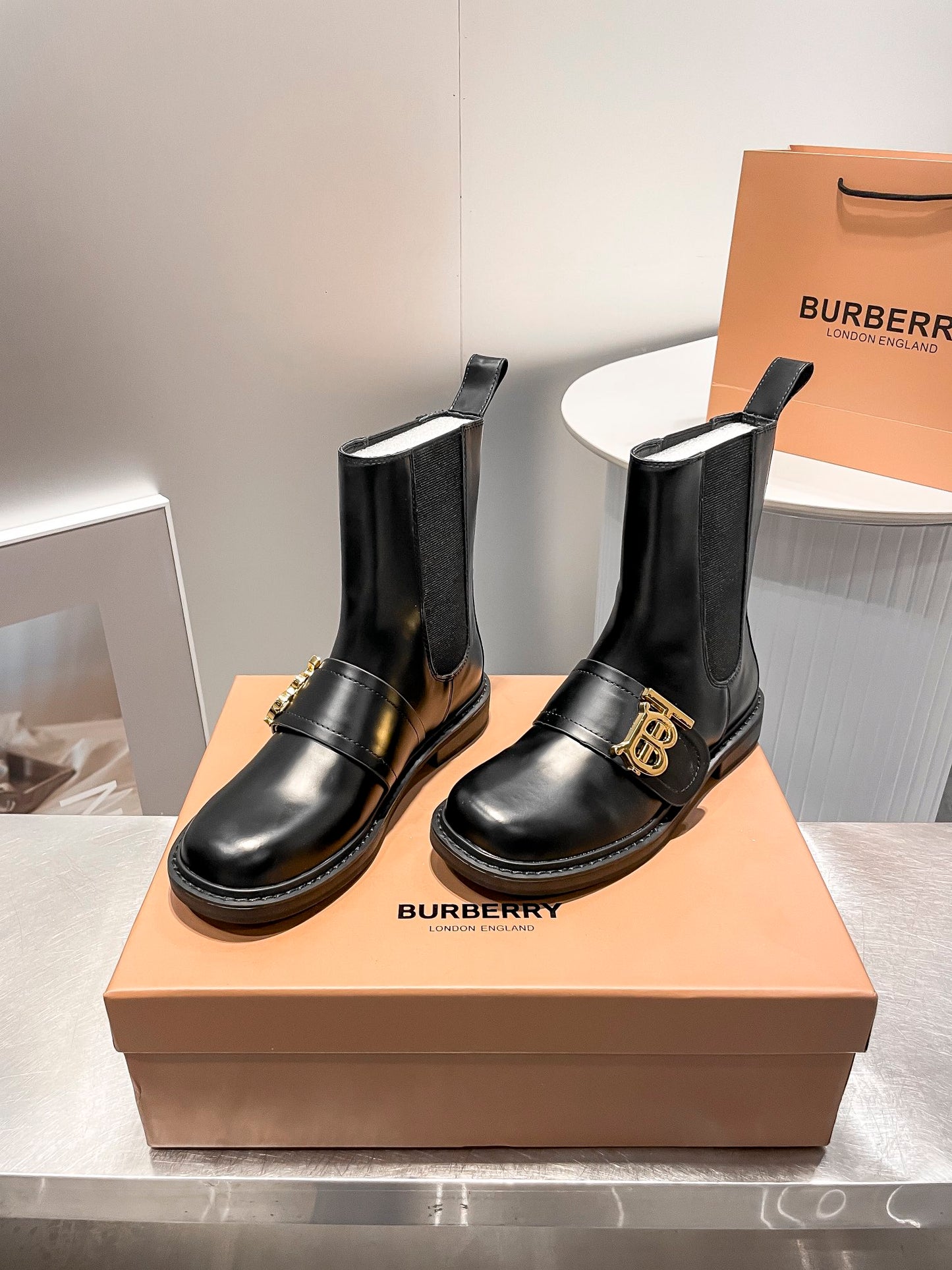 BURBERRY【バーバリー】新作ショートブーツが登場