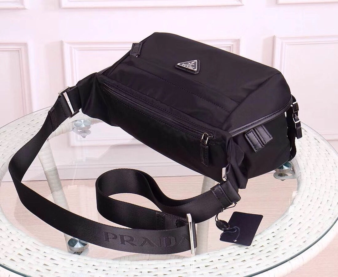 【PRADA 公式 旗艦店】プラダ 斜めがけバッグ 当日出荷 好評に付き再入荷！30*20*5CM