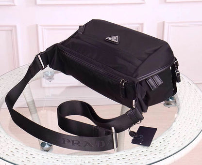 【PRADA 公式 旗艦店】プラダ 斜めがけバッグ 当日出荷 好評に付き再入荷！30*20*5CM