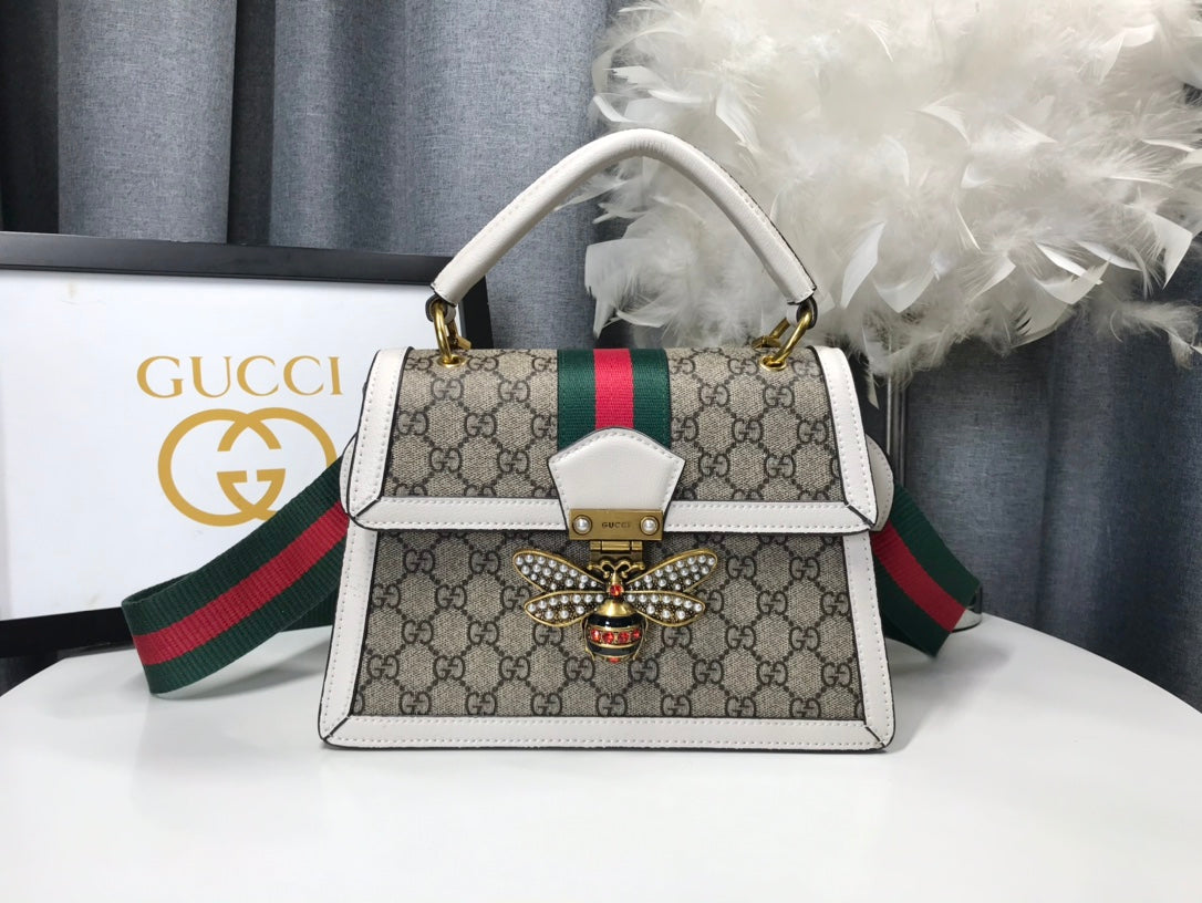 Gucci ホワイトビー フラップバッグ