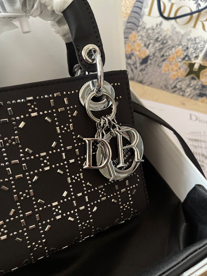 人気の新作 DIOR lady dior三格シルクダイヤモンド折りギフトボックススカーフをプレゼントします