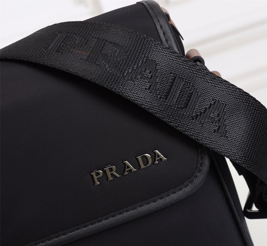 【PRADA 公式 旗艦店】プラダ 斜めがけバッグ 当日出荷 好評に付き再入荷！31*21*6CM