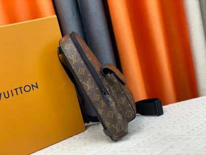 Louis Vuitton このパイロット ショルダー バッグは、クラシックなテイクオフ バックパックのデザインを参考にしています M23736 M23765