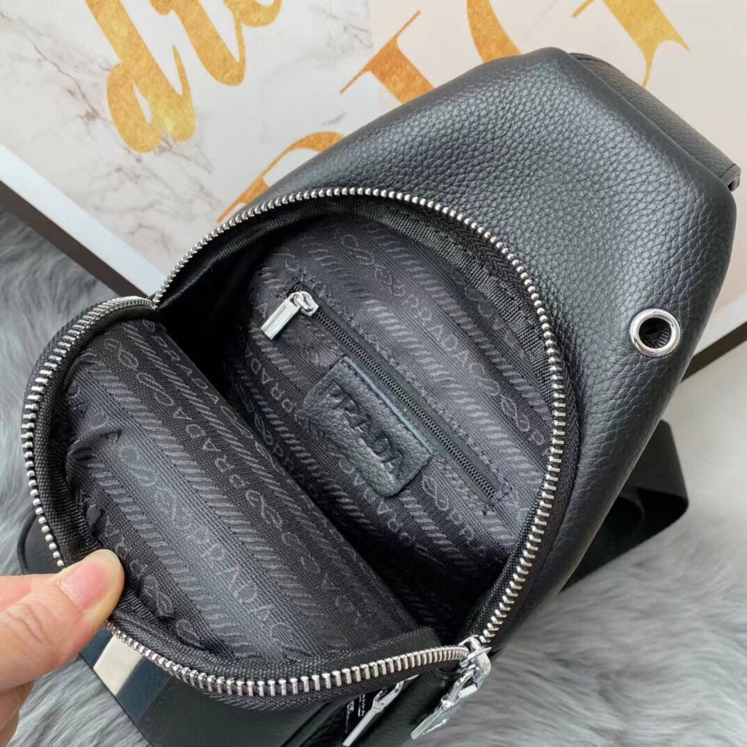 【PRADA 公式 旗艦店】プラダ 胸ポケット当日出荷 好評に付き再入荷！32*18*6CM